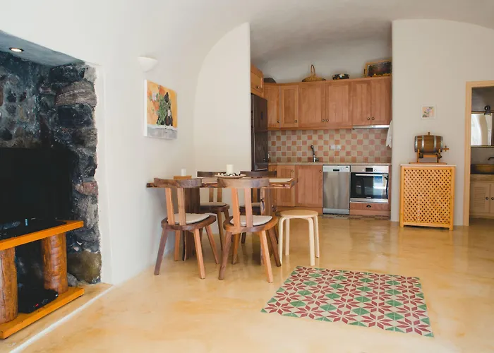 Flora's House & Cave Winery * Pýrgos