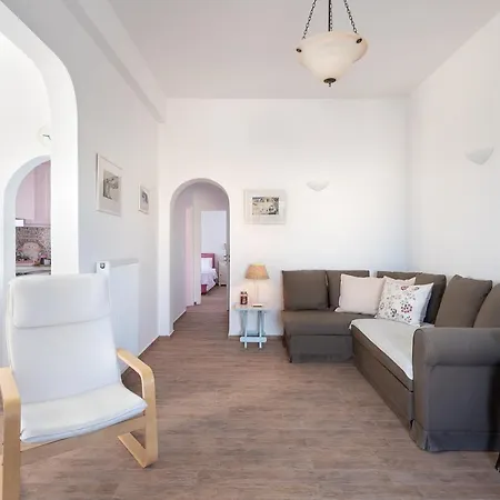 Flora's House & Cave Winery Pýrgos