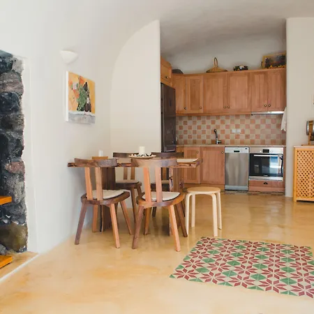 Flora's House & Cave Winery * Pýrgos