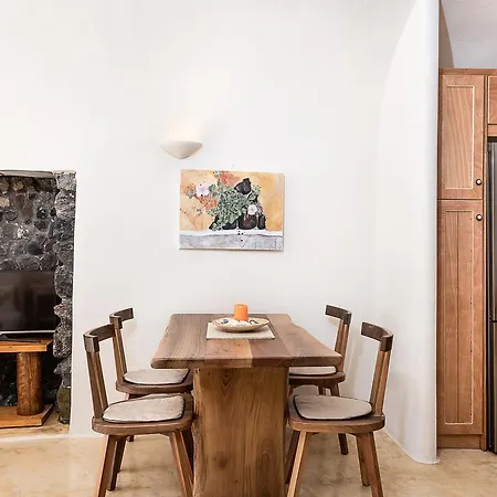 Flora's House & Cave Winery * Pýrgos