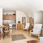 Flora's House & Cave Winery * Pyrgos Kallistis