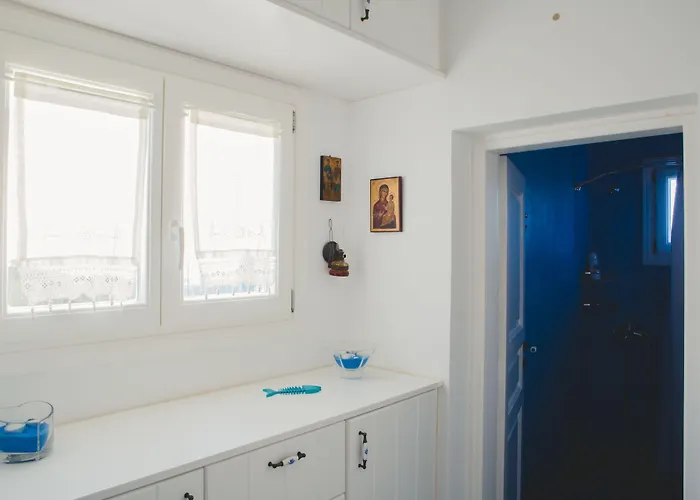 Flora's House & Cave Winery Pyrgos Kallistis